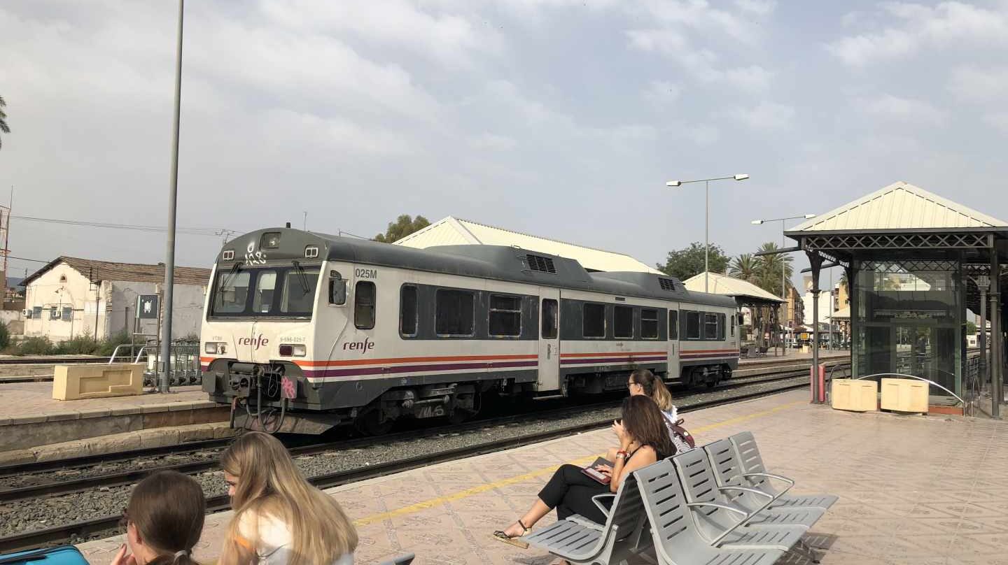 Tren de Cercanías en la Estación de Murcia del Carmen.