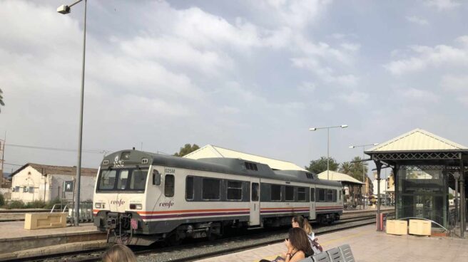 Tren de Cercanías en la Estación de Murcia del Carmen.