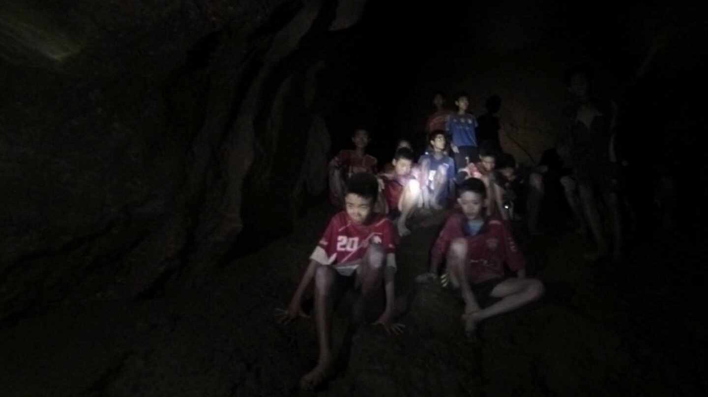 Los 12 menores y su entrenador, atrapados en la cueva tailandesa de Tham Luang.