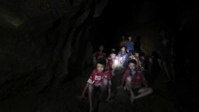 Los 12 menores y su entrenador, atrapados en la cueva tailandesa de Tham Luang.