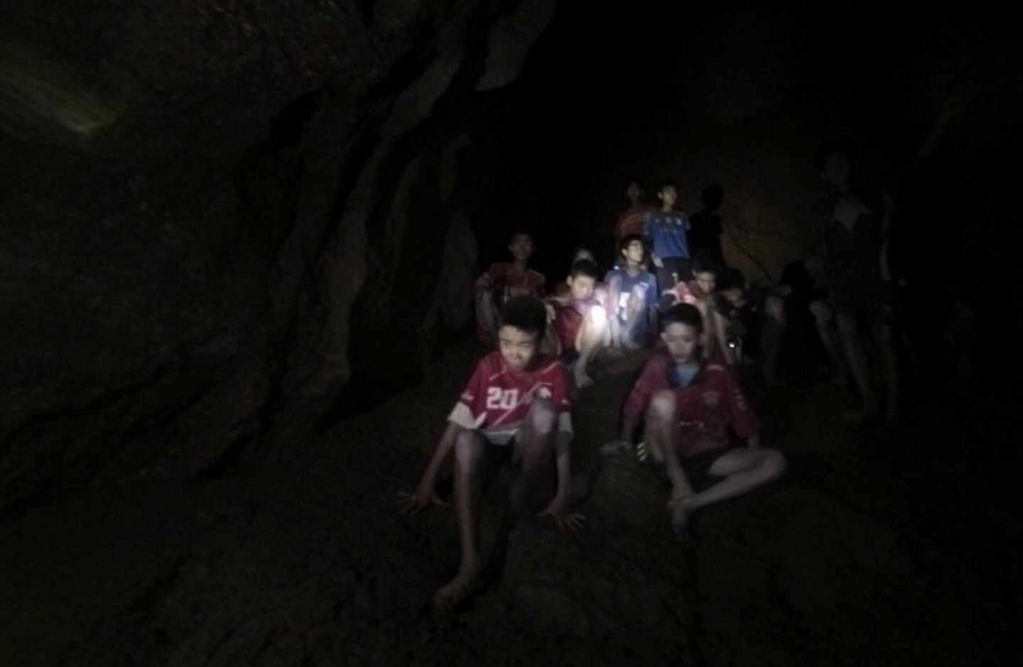 Los 12 menores y su entrenador, atrapados en la cueva tailandesa de Tham Luang.