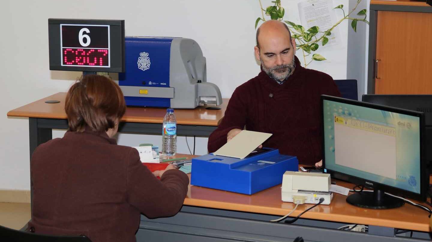 Una mujer renueva su DNI en una oficina de Huelva.