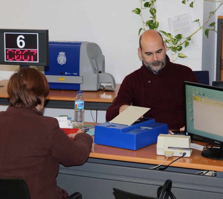 Renovar el DNI en España, misión (casi) imposible durante las vacaciones