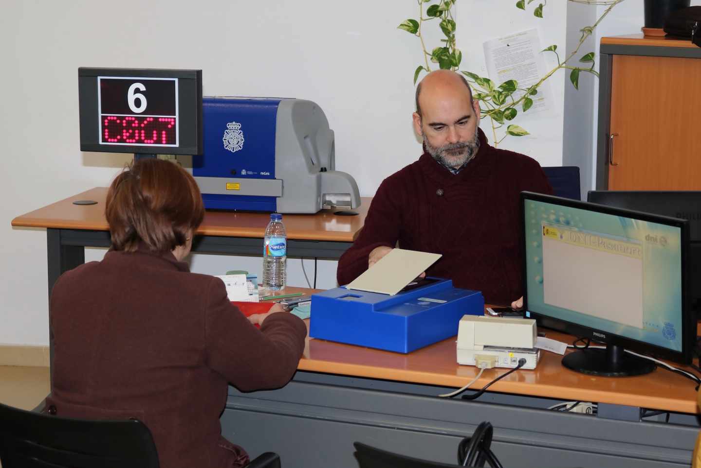 Una mujer renueva su DNI en una oficina de Huelva.