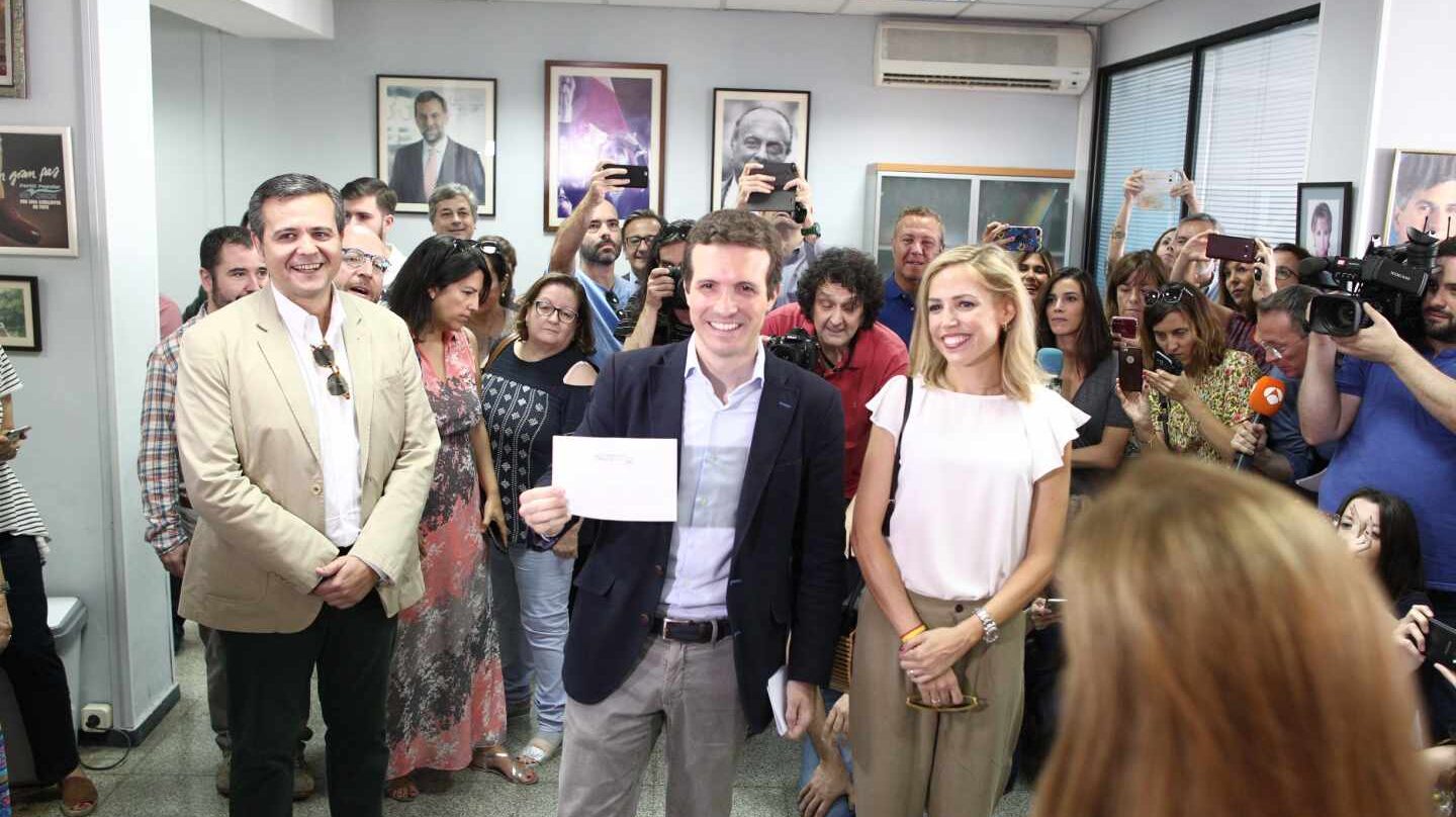 Pablo Casado vota en las primarias del PP en Madrid.