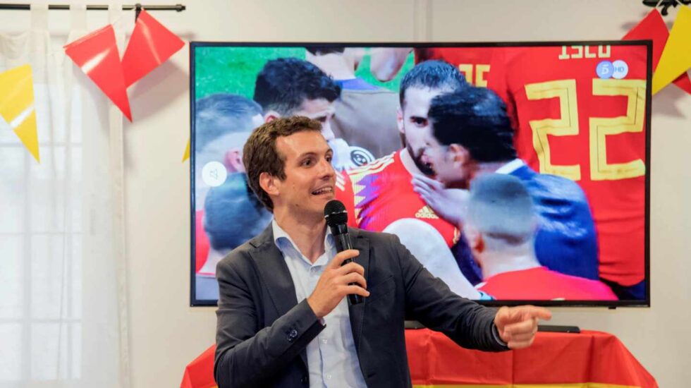 Pablo Casado, siguiendo desde un bar de Lleida el España-Rusia del Mundial de fútbol.