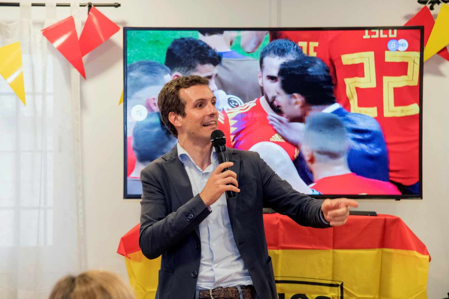 Pablo Casado, siguiendo desde un bar de Lleida el España-Rusia del Mundial de fútbol.