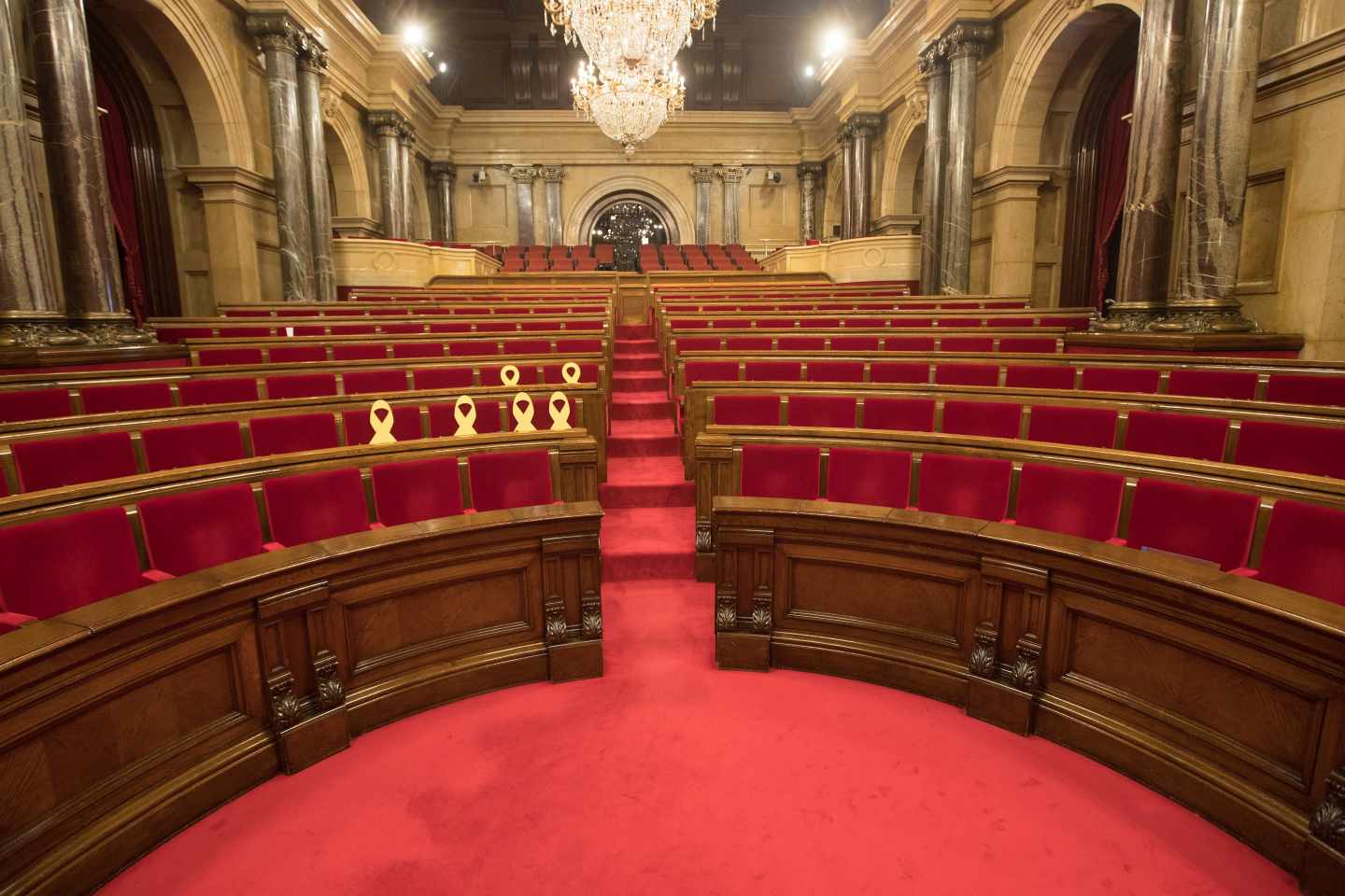 El Parlament de Cataluña, vacío y con los lazos amarillos en los escaños de los diputados huidos y encarcelados.