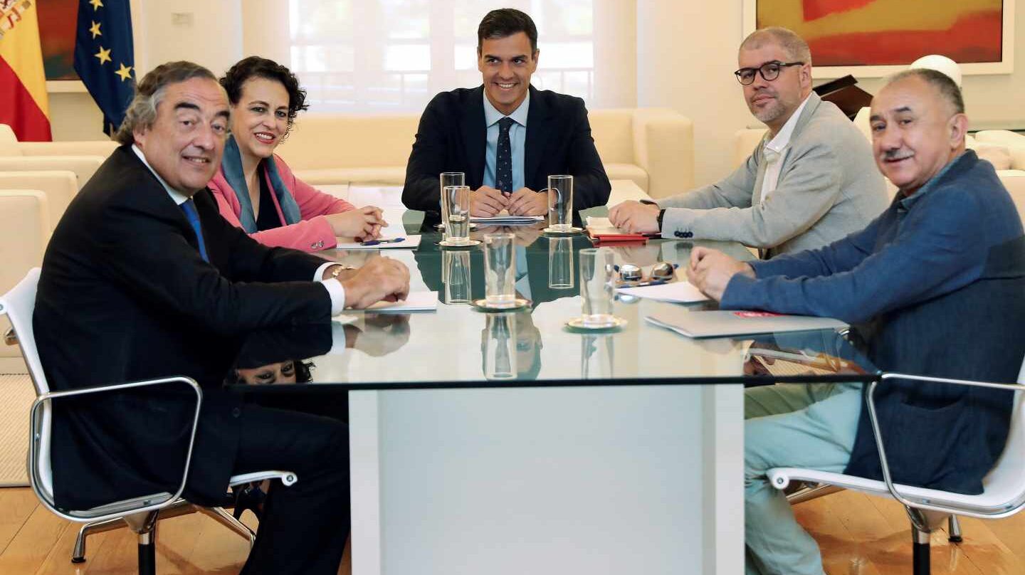 El presidente del bobierno Pedro Sánchez (c), la ministra de trabajo Magdalena Valerio, el presidente de CEOE Juan Rosell (i), y los sec generales de UGT Pepe Álvarez, y CCOO Unai Sordo (2d), durante la reunión mantenida esta mañana en el Palacio de La Moncloa.