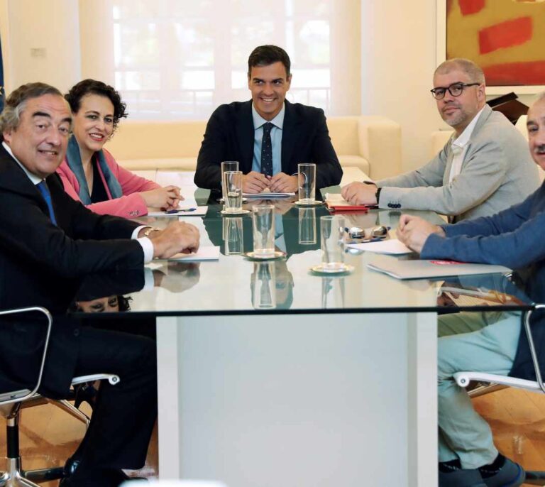 Sánchez se compromete a escuchar a la patronal antes de plantear una subida del SMI