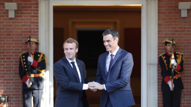 El presidente del Gobierno, Pedro Sánchez, recibe en la Moncloa al presidente de Francia, Emmanuel Macron.