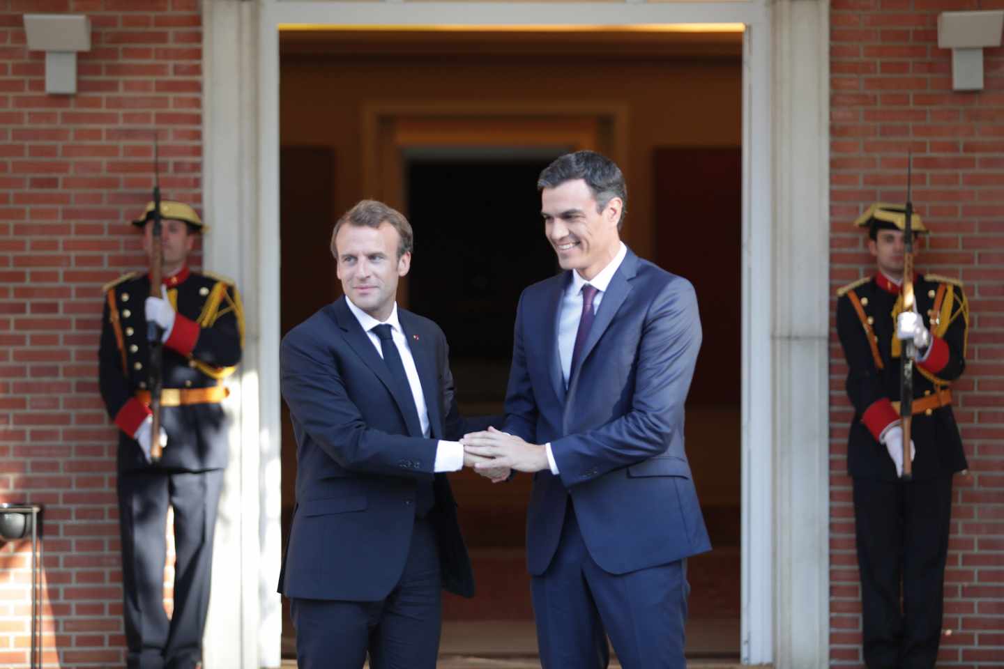 El presidente del Gobierno, Pedro Sánchez, recibe en la Moncloa al presidente de Francia, Emmanuel Macron.