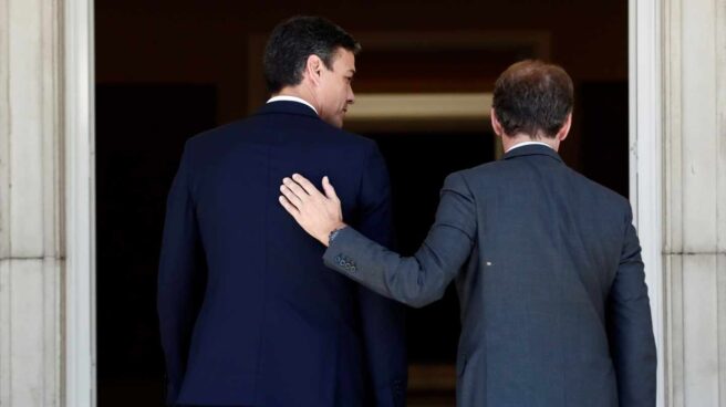 El presidente del Gobierno, Pedro Sánchez, recibe en La Moncloa al presidente de la Xunta de Galicia, Alberto Núñez Feijóo.