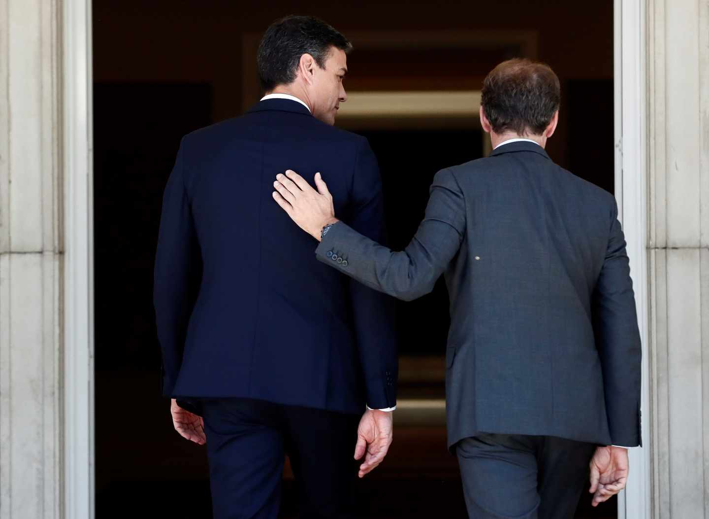 El presidente del Gobierno, Pedro Sánchez, recibe en La Moncloa al presidente de la Xunta de Galicia, Alberto Núñez Feijóo.