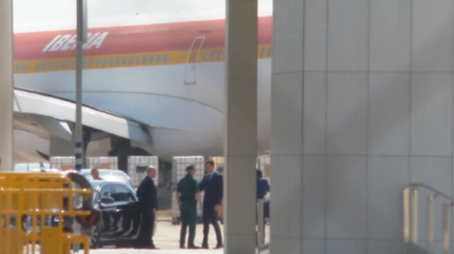 Momento de la llegada de Pedro Sánchez al aeropuerto de Castellón.