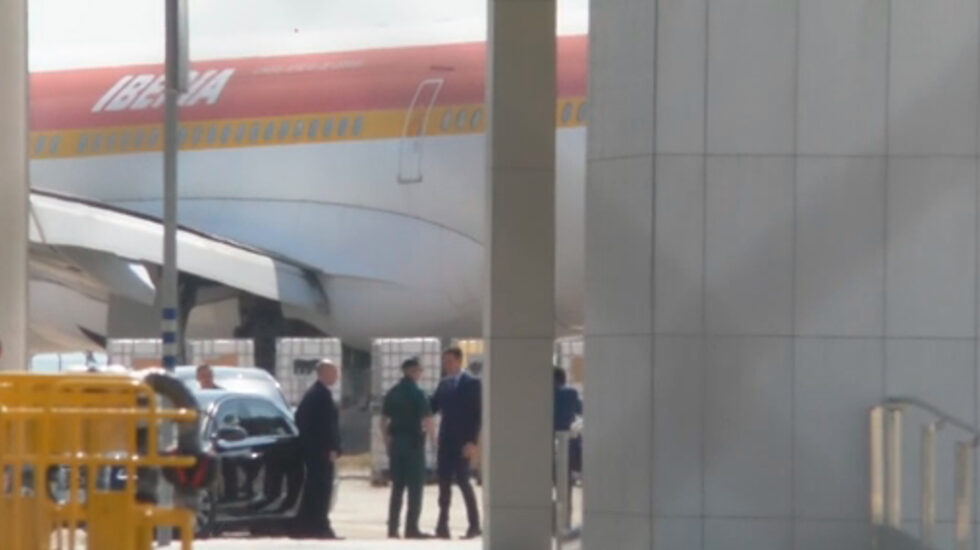Momento de la llegada de Pedro Sánchez al aeropuerto de Castellón.