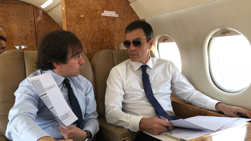 Pedro Sánchez, con gafas de sol junto a un colaborador en el Súper Puma.