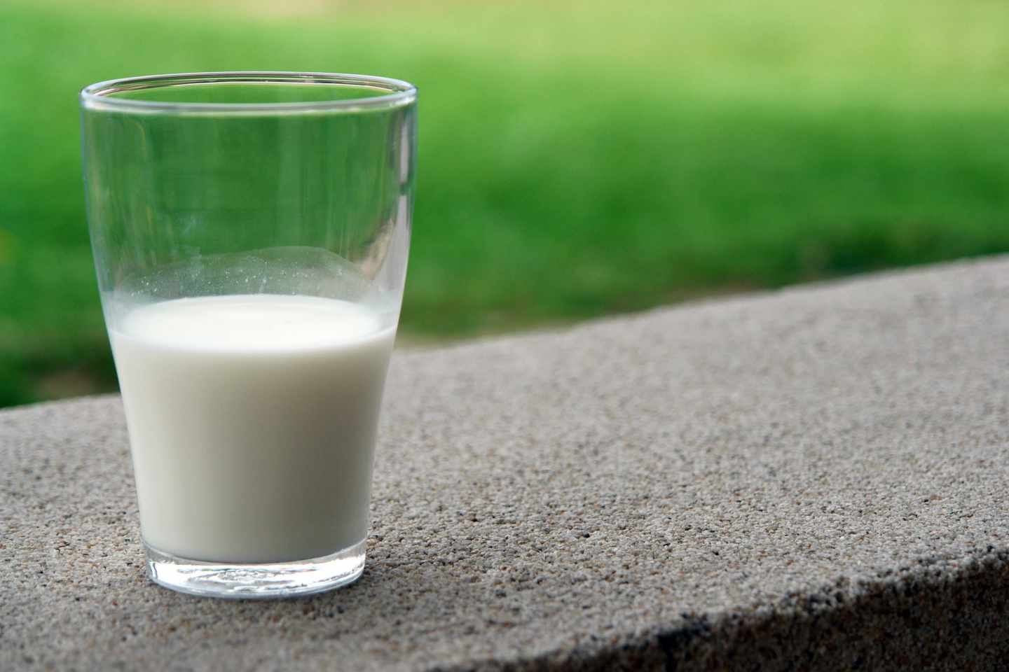 La OCU alerta del riesgo sanitario elevado que entraña consumir leche cruda.