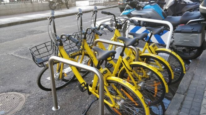Varias bicicletas de Ofo Bike en un aparcabicis. Varias bicicletas de Ofo Bike en un aparcabicis.