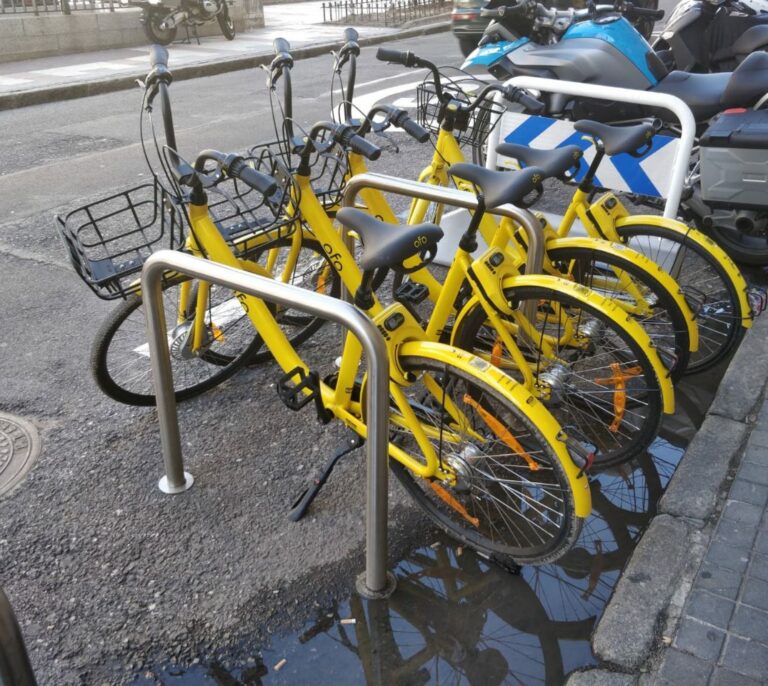 Pinchazo del Uber de las bicis en Madrid: la 'app' se retira en tres distritos por robos