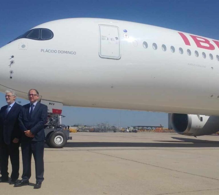 Plácido Domingo da su nombre al último modelo de avión de Iberia