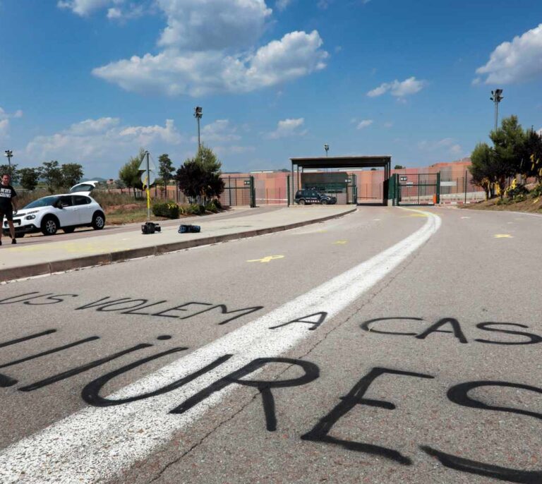 Enfrentamientos entre independentistas y constitucionalistas a las puertas de Lledoners