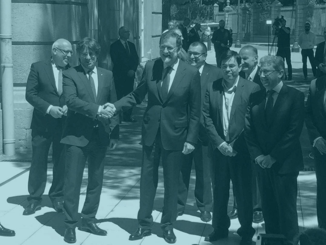 Puigdemont y Rajoy se saludan en Barcelona.