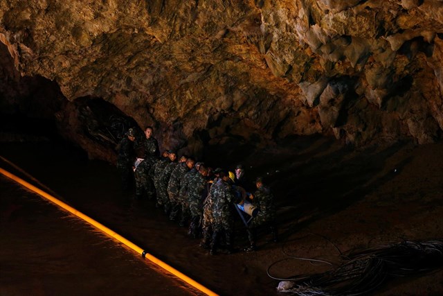 Imagen del rescate de los niños de la cueva de Tailandia.