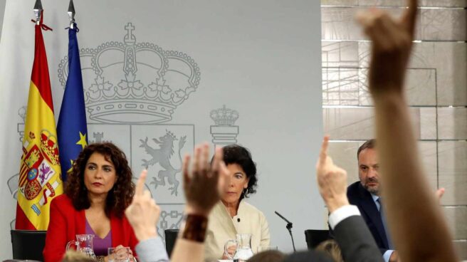 rueda consejo de ministros La portavoz del Gobierno, Isabel Celaá, acompañada por la ministra de Hacienda, María Jesús Montero, y el titular de Fomento, José Luis Ábalos.