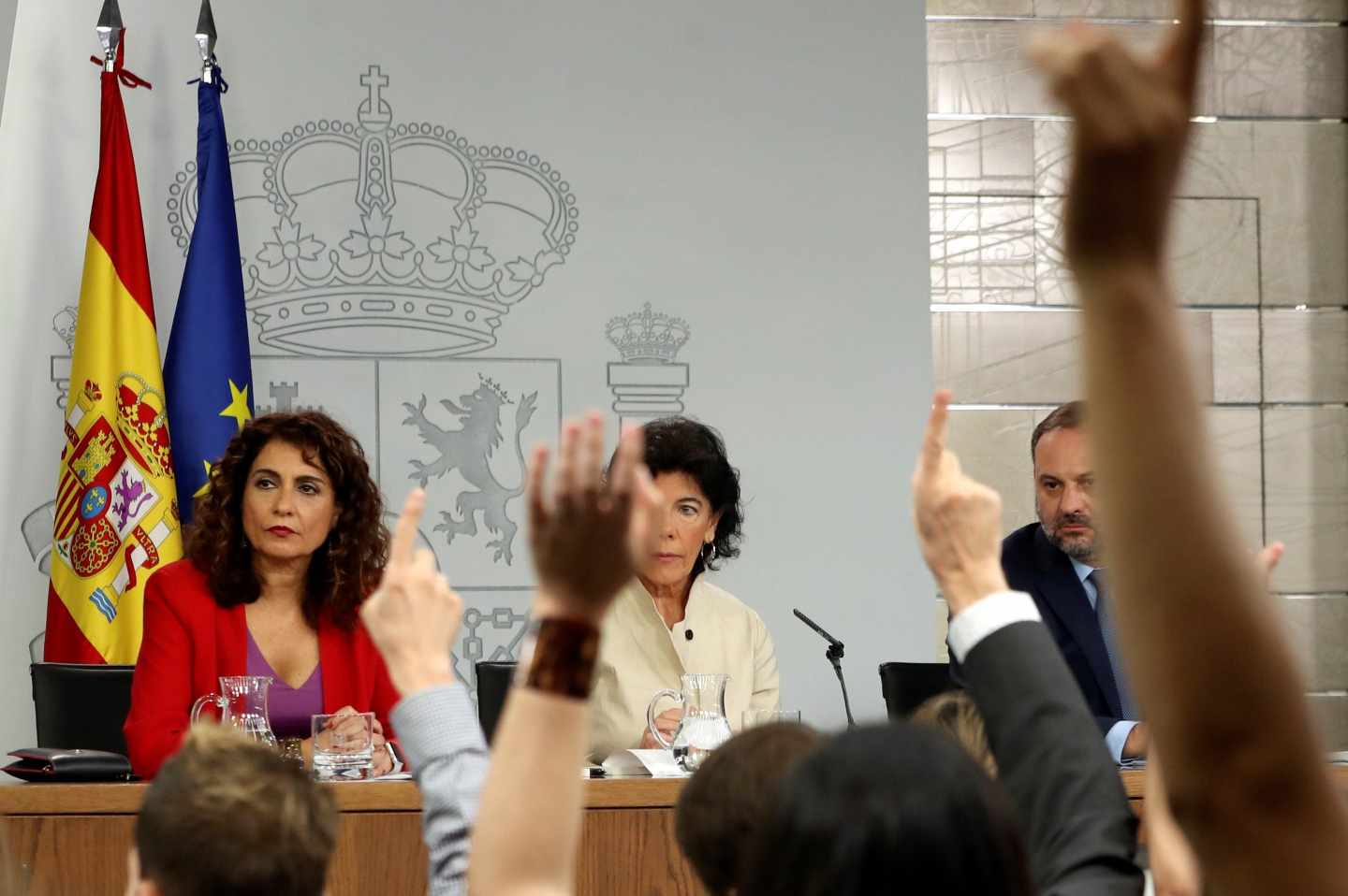 La portavoz del Gobierno, Isabel Celaá, acompañada por la ministra de Hacienda, María Jesús Montero, y el titular de Fomento, José Luis Ábalos.