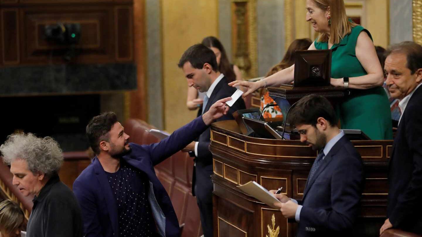 Gabriel Rufian vota ante Ana Pastor.