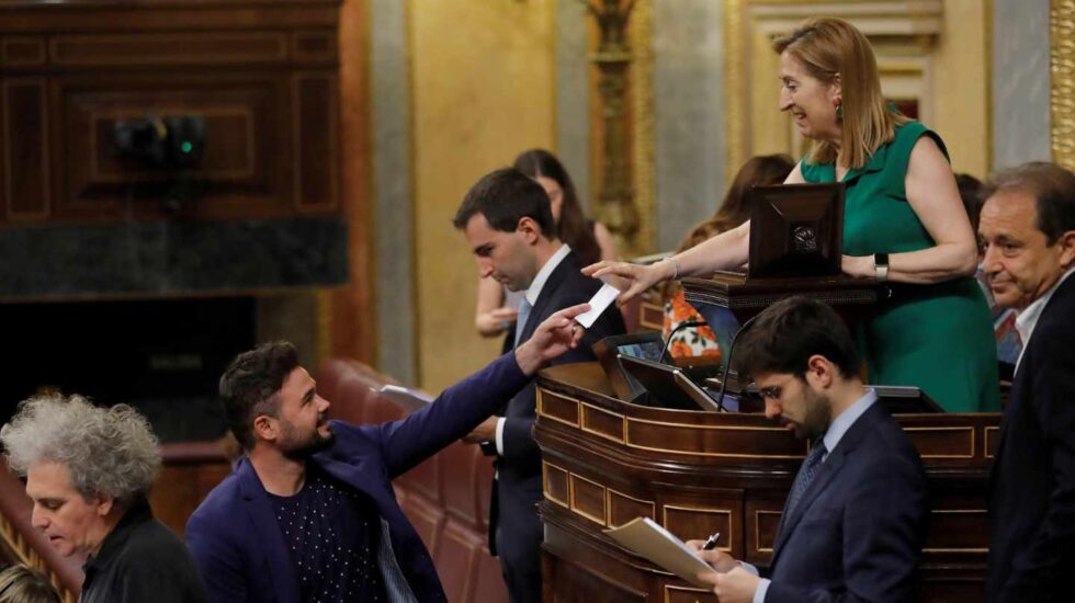 Gabriel Rufian vota ante Ana Pastor.