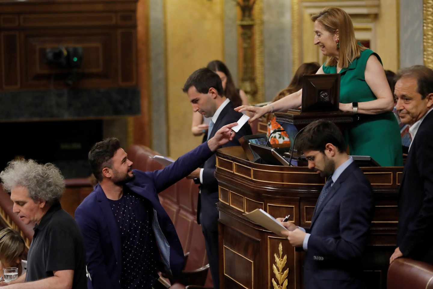 Gabriel Rufian vota ante Ana Pastor.