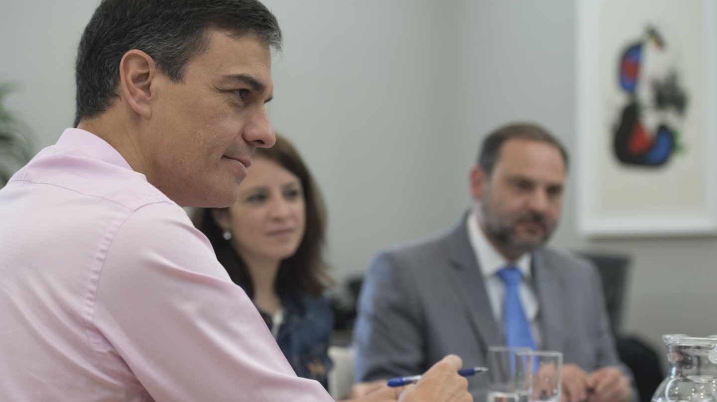 Pedro Sánchez, reunido con su equipo en la Moncloa.