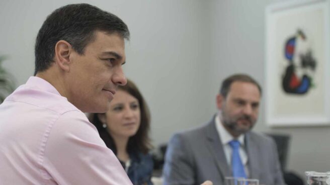 Pedro Sánchez, reunido con su equipo en la Moncloa.