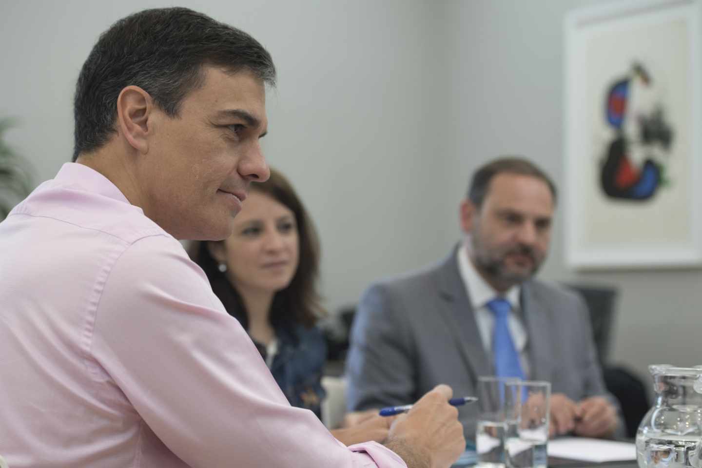 Pedro Sánchez, reunido con su equipo en la Moncloa.