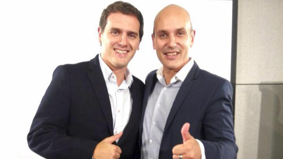 El asesor de Ciudadanos en la Diputación de León, Sadat Maraña, junto a Albert Rivera.