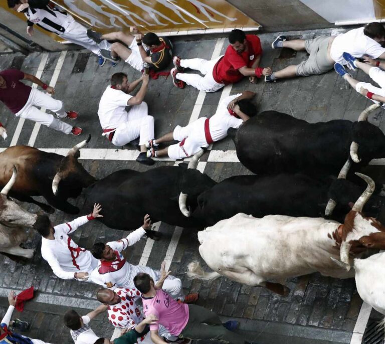 El sexto encierro de los sanfermines acaba con dos corredores heridos leves