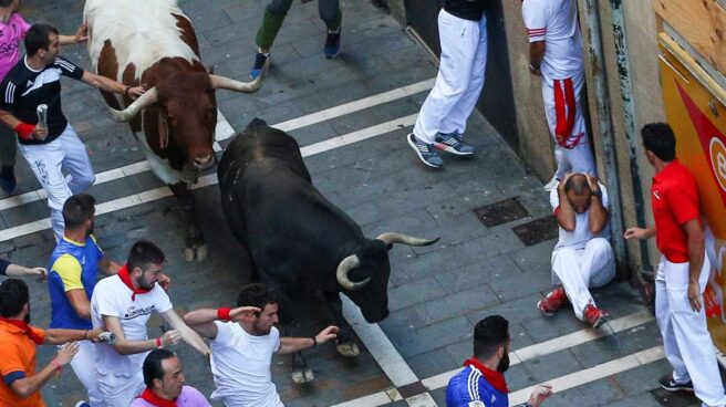 Un toro de la ganadería gaditana de Núñez del Cuvillo a su paso por la calle Estafeta durante el quinto encierro de San Fermín 2018.