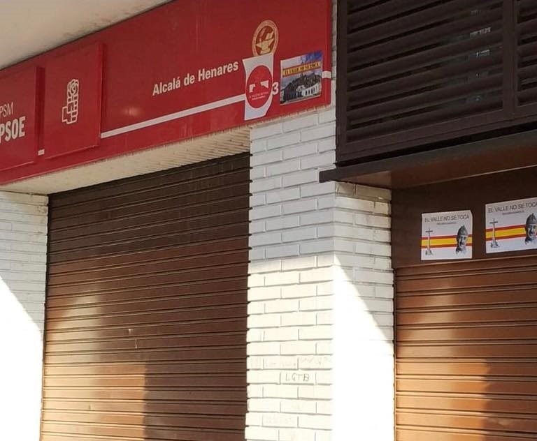 Carteles de Franco en la sede el PSOE en Alcalá y un mensaje: "El Valle de los Caídos no se toca"