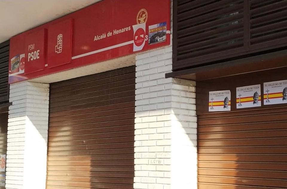 La sede del PSOE en Alcalá de Henares, con carteles de Franco.