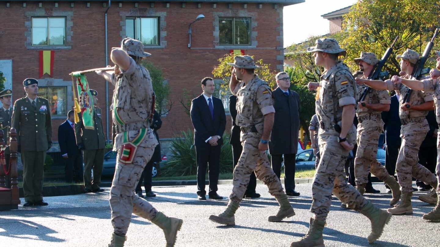 Soldados del ejército de España desfilan durante un acto oficial.