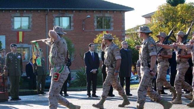 Soldados del ejército de España desfilan durante un acto oficial.