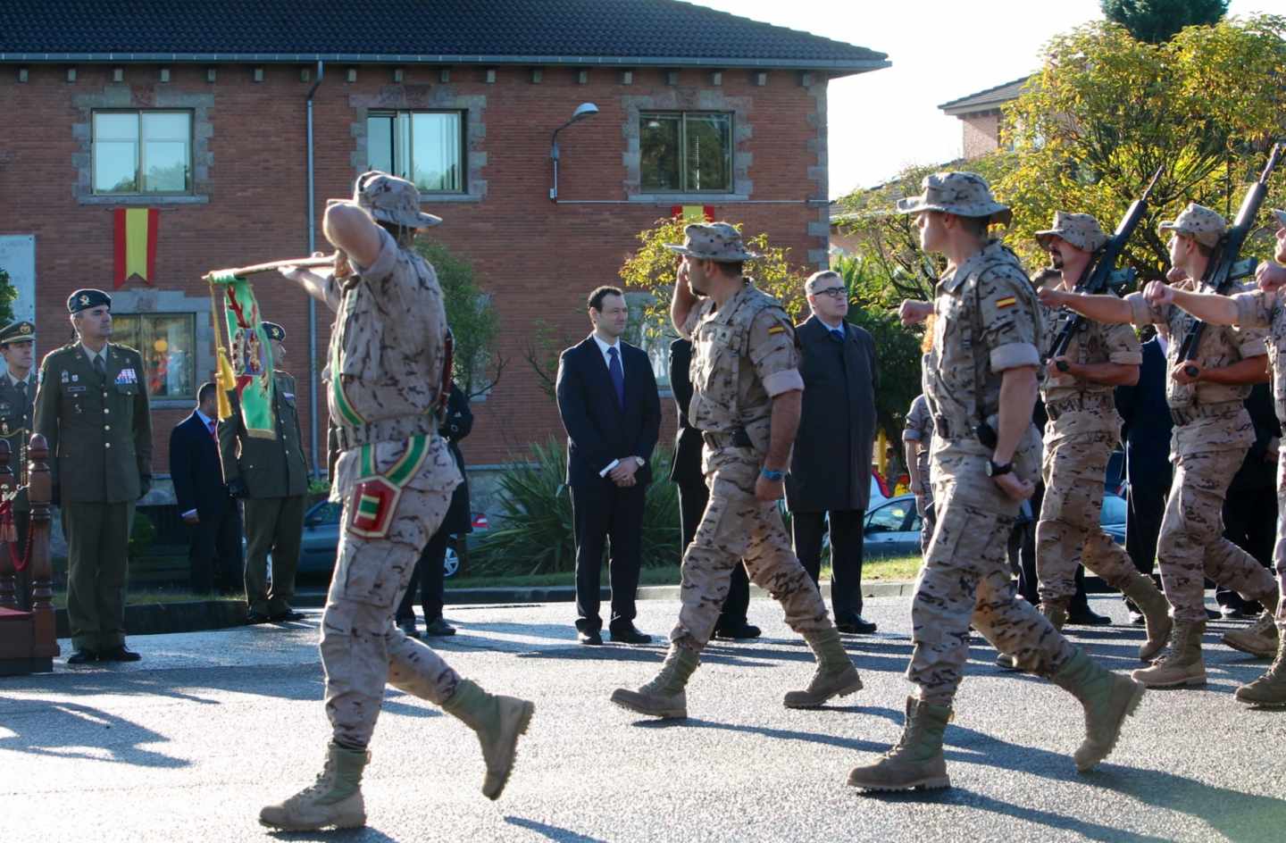 Soldados del ejército de España desfilan durante un acto oficial.