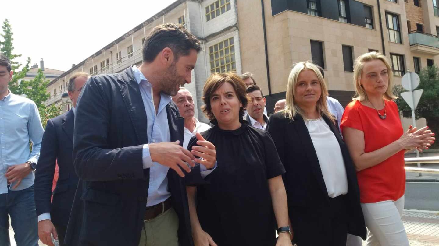 Soraya Sáenz de Santamaría, acompañada de Mari Mar Blanco y cargos del PP vasco en un homenaje a Miguel Ángel Blanco.
