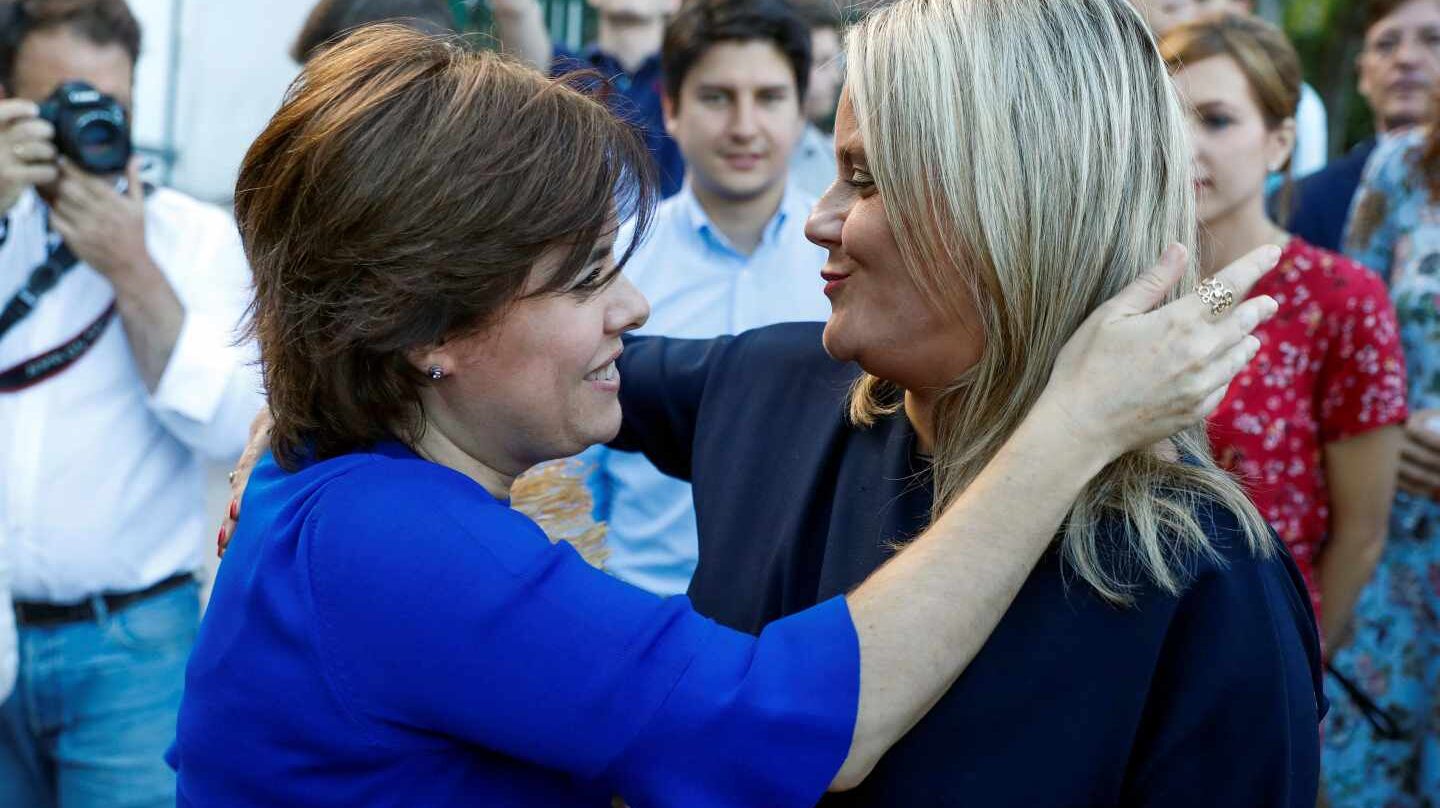 Soraya Sáenz de Santamaría y María del Mar Blanco.
