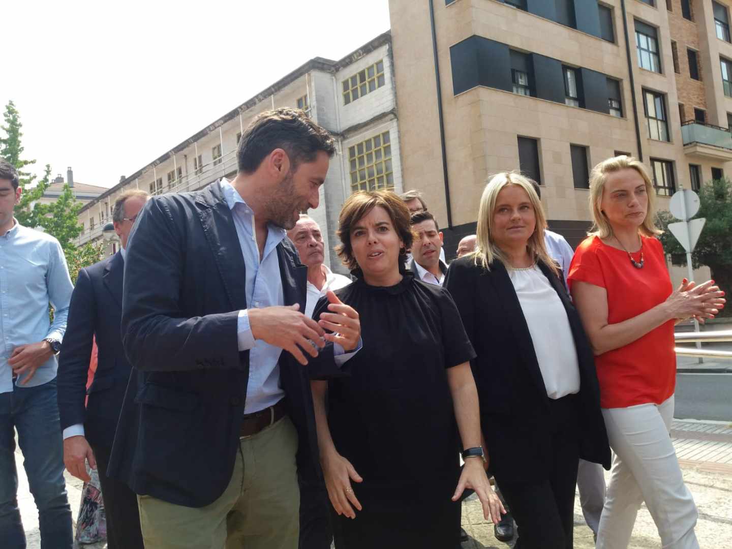 Soraya Sáenz de Santamaría, acompañada de Mari Mar Blanco y cargos del PP vasco en un homenaje a Miguel Ángel Blanco.