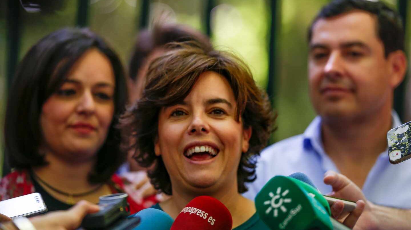 Sáenz de Santamaría, en un acto de campaña en presencia de los líderes del PP de Sevilla (Virginia Pérez) y de Andalucía (Moreno Bonilla).