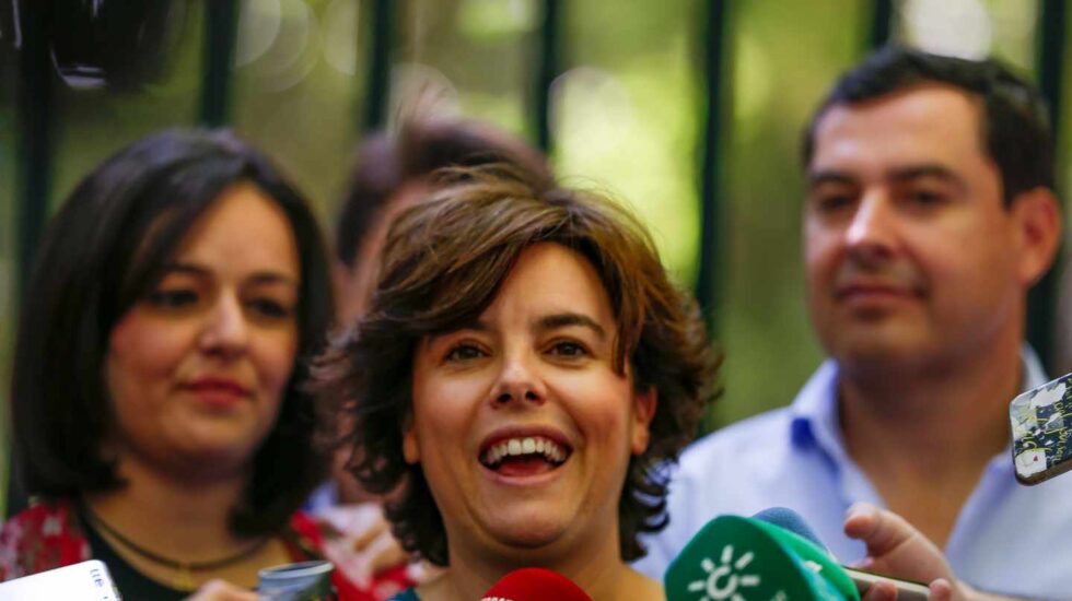 Sáenz de Santamaría, en un acto de campaña en presencia de los líderes del PP de Sevilla (Virginia Pérez) y de Andalucía (Moreno Bonilla).