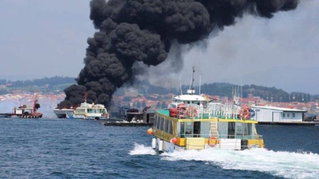 Arde un catamarán en La Toja.